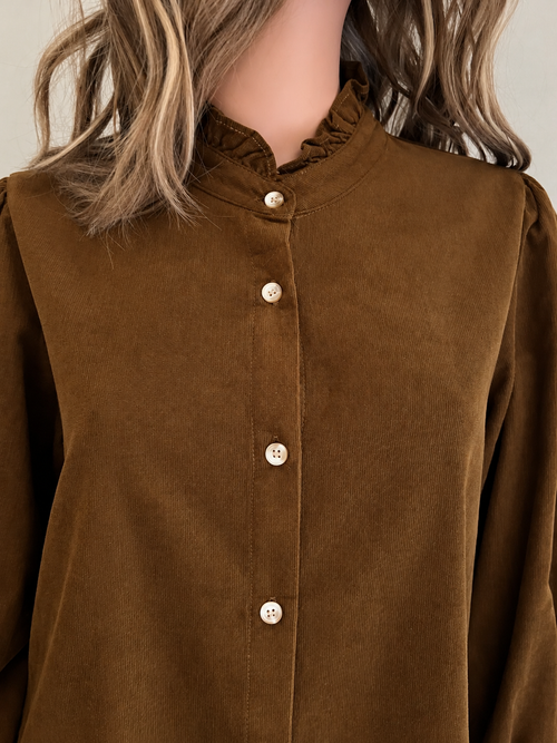 Chemise Olivia velours côtelé kaki In April 1986 – détail du col montant volanté et des boutons clairs | Coka Collection