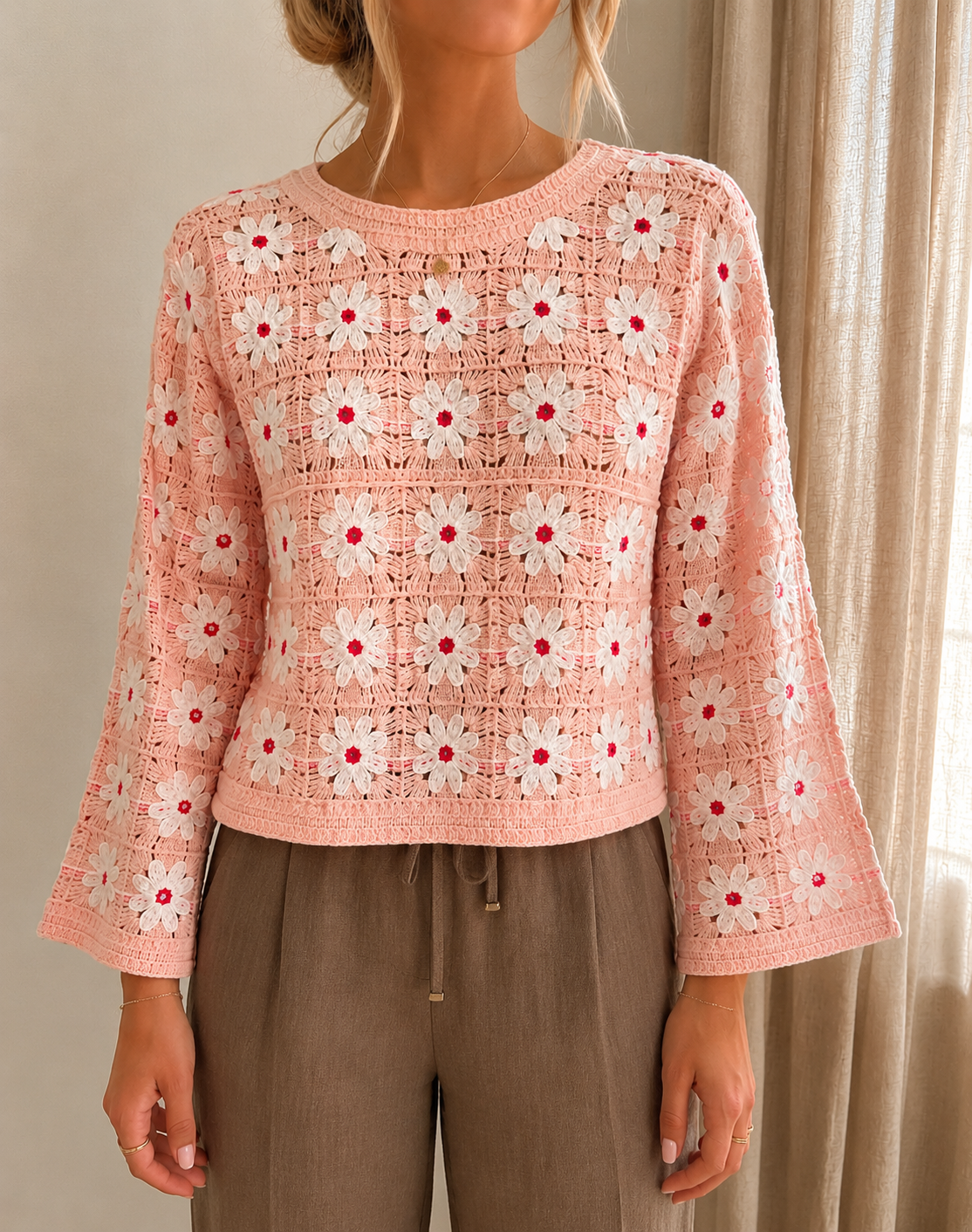 Pull crochet Aubin fleuri rose poudré Coka Collection – vue de face | Coka Collection