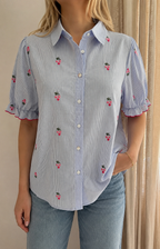 Chemise Justine rayée In April 1986 – vue de face, col classique et fermeture boutonnée | Coka Collection