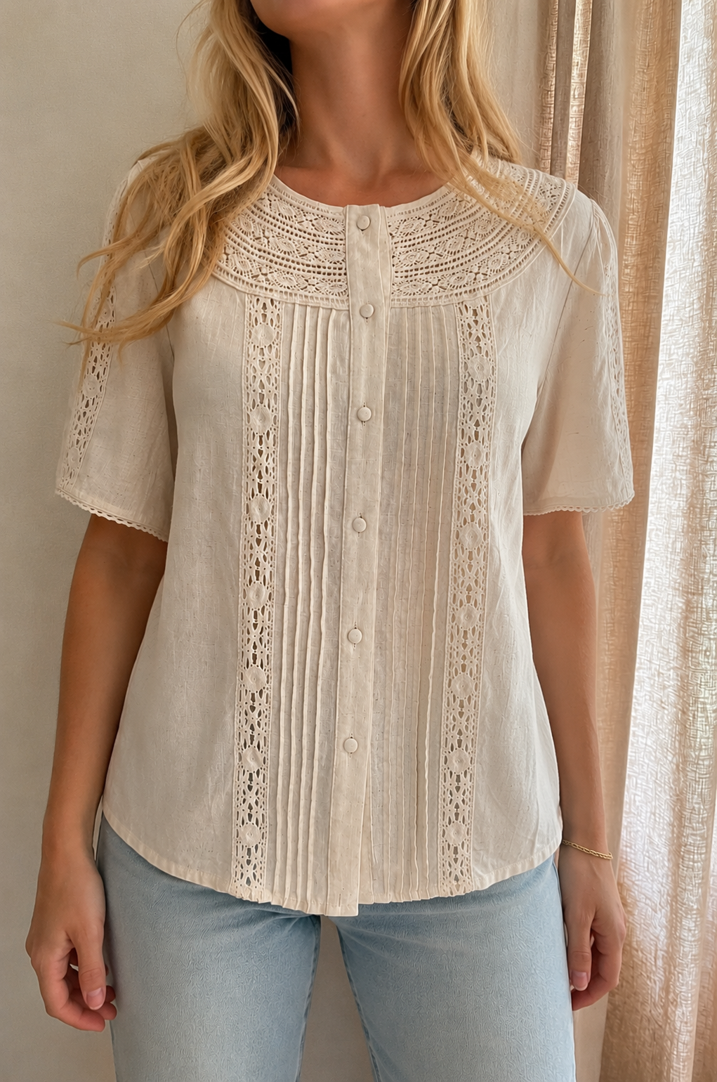 Blouse Mathilde écrue – vue de face, plastron plissé et col crochet | Coka Collection