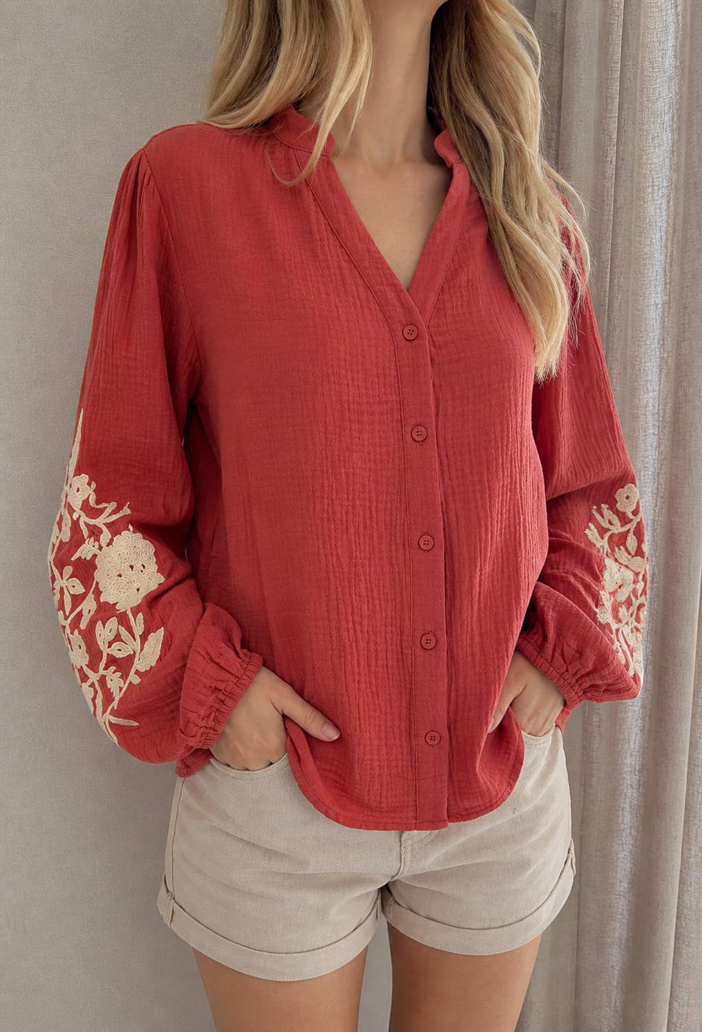 Blouse Sidonie orange brique portée – silhouette complète, coupe ample | Coka Collection