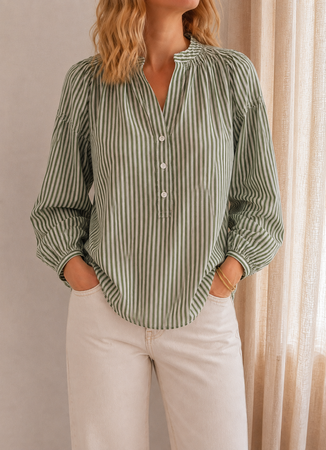 Blouse Lara oversize rayée olive écru Lili & Lala – portée libre sur pantalon écru, look décontracté | Coka Collection