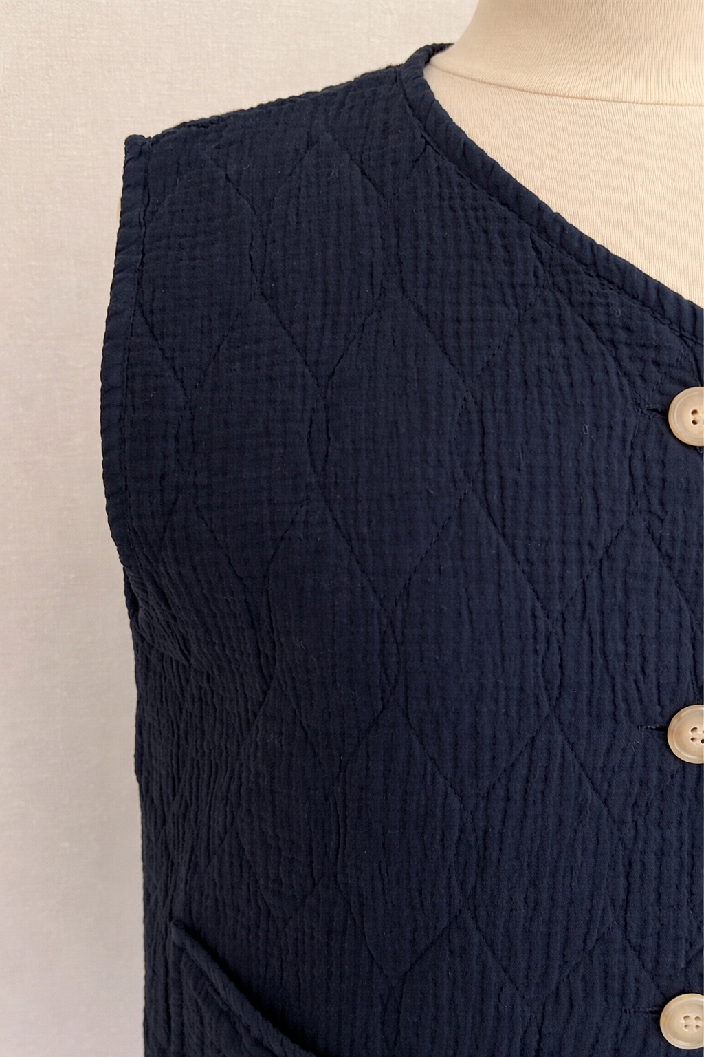 Détail tissu double gaze coton matelassé noir - Gilet Gabin Coka Collection