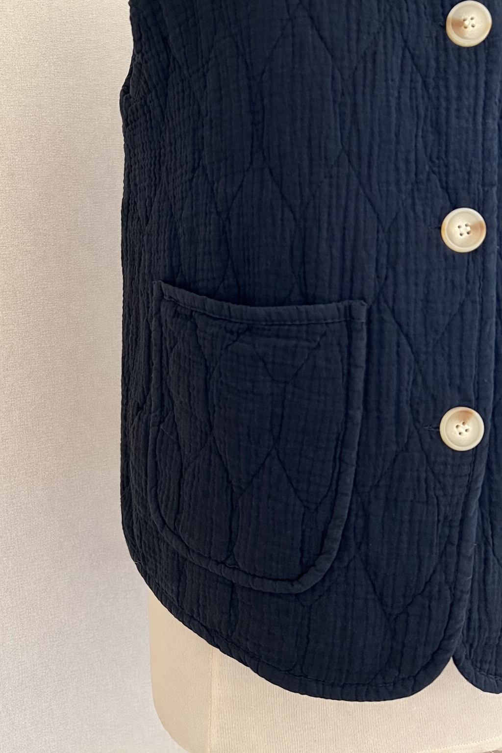 Poches plaquées gilet Gabin noir gaze de coton - Coka Collection