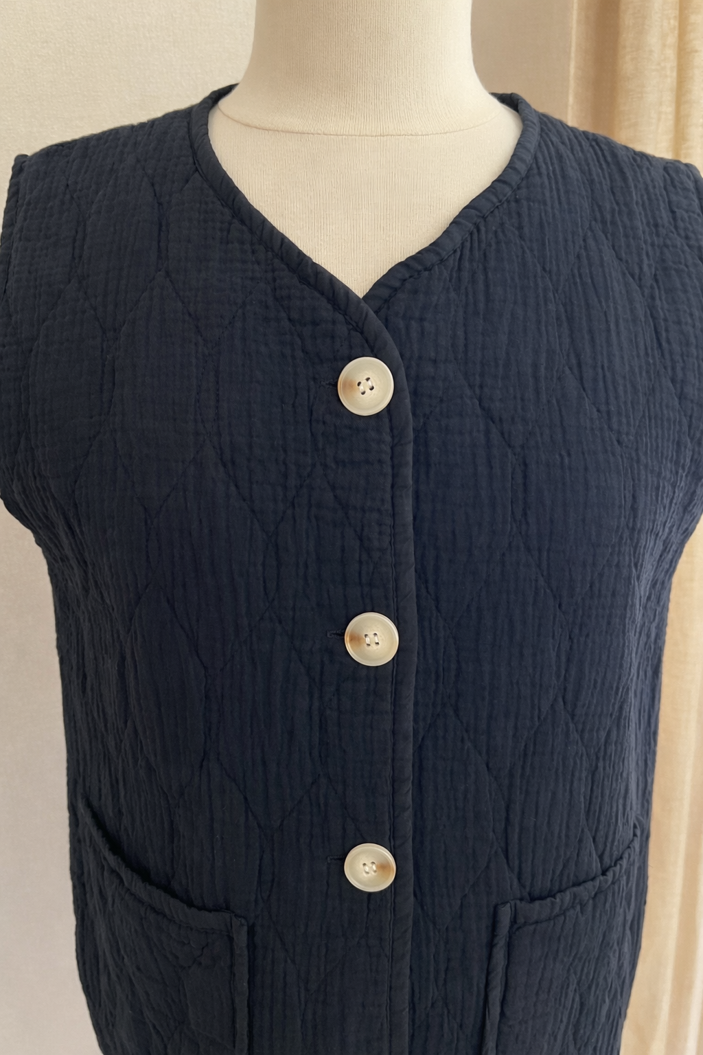 Fermeture boutonnée gilet noir gaze de coton - Coka Collection