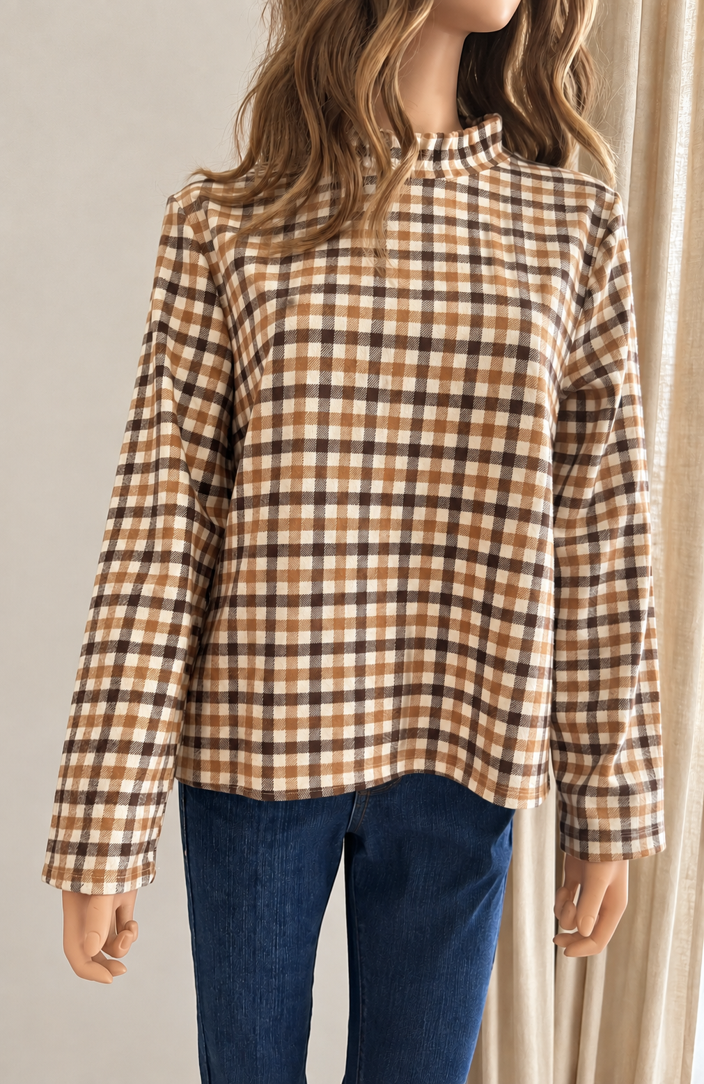 Blouse Chrystelle carreaux écru camel brun Lili & Lala – vue de face, col montant froncé | Coka Collection