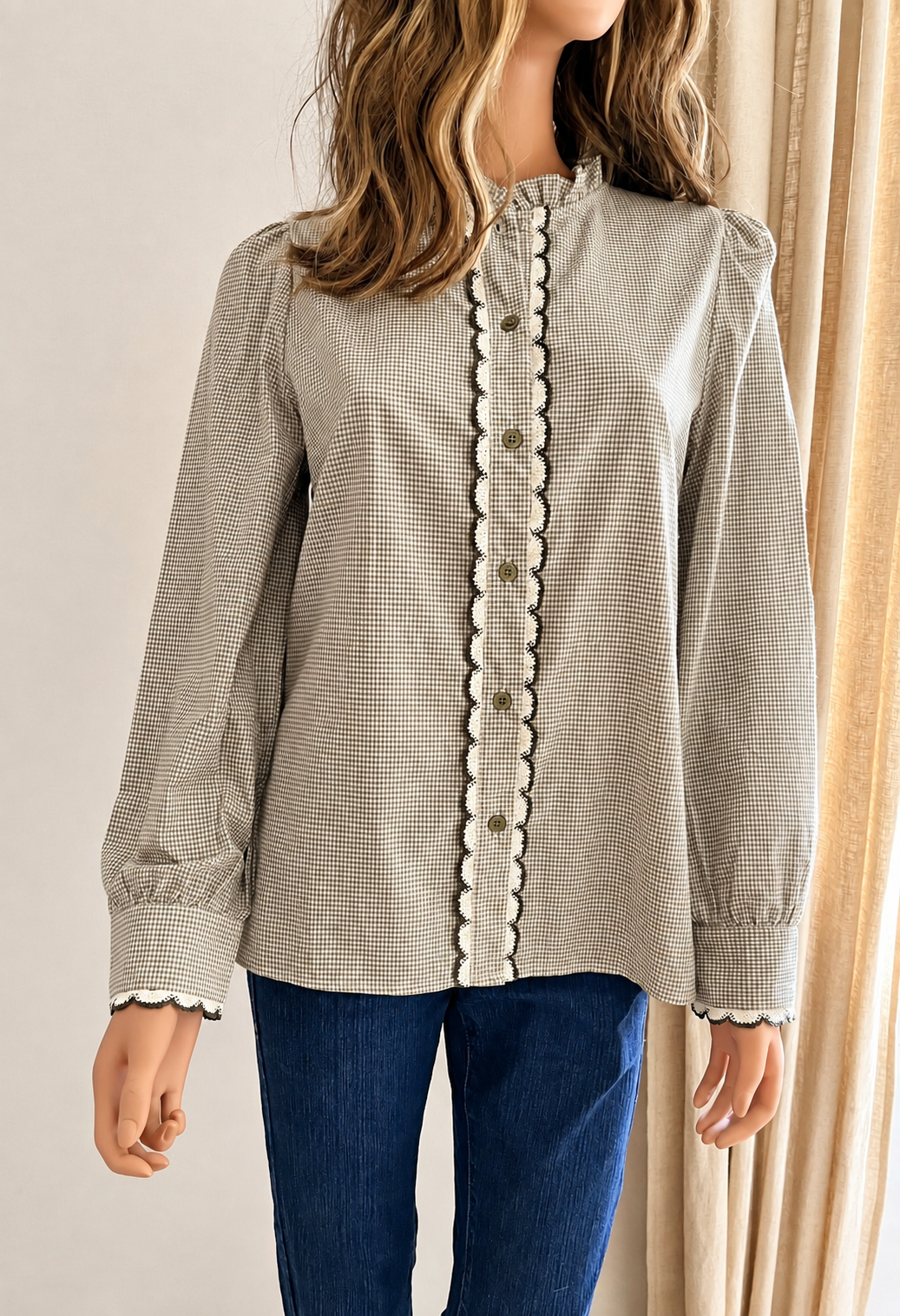 Blouse Pauline vichy kaki écru In April 1986 – vue de face, col montant volanté | Coka Collection