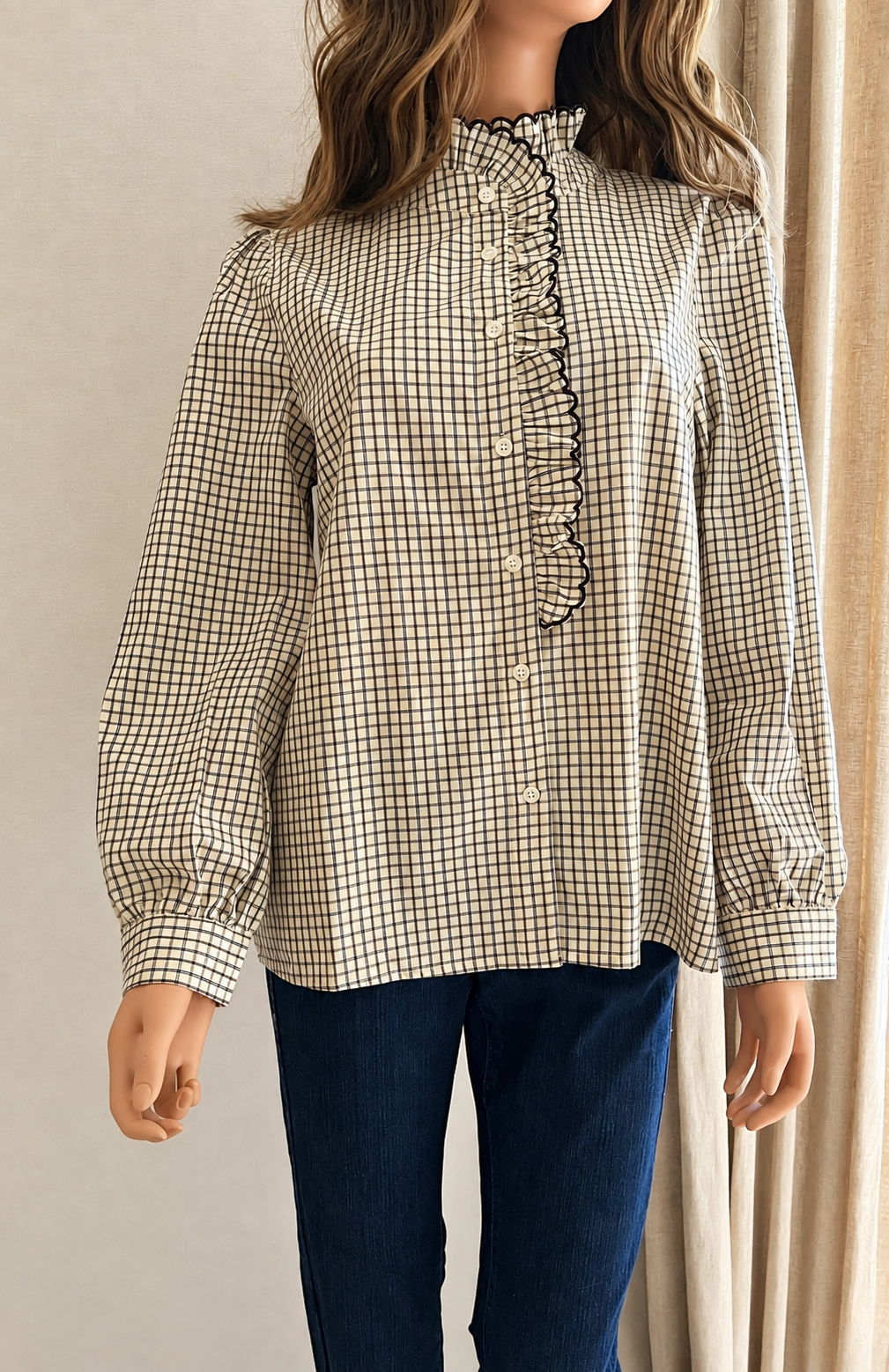 Blouse Clémence carreaux écru marron bleu In April 1986 – vue de face, col montant volanté | Coka Collection