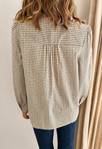 Blouse Clémence carreaux écru marron bleu In April 1986 – vue de dos, coupe droite et souple | Coka Collection