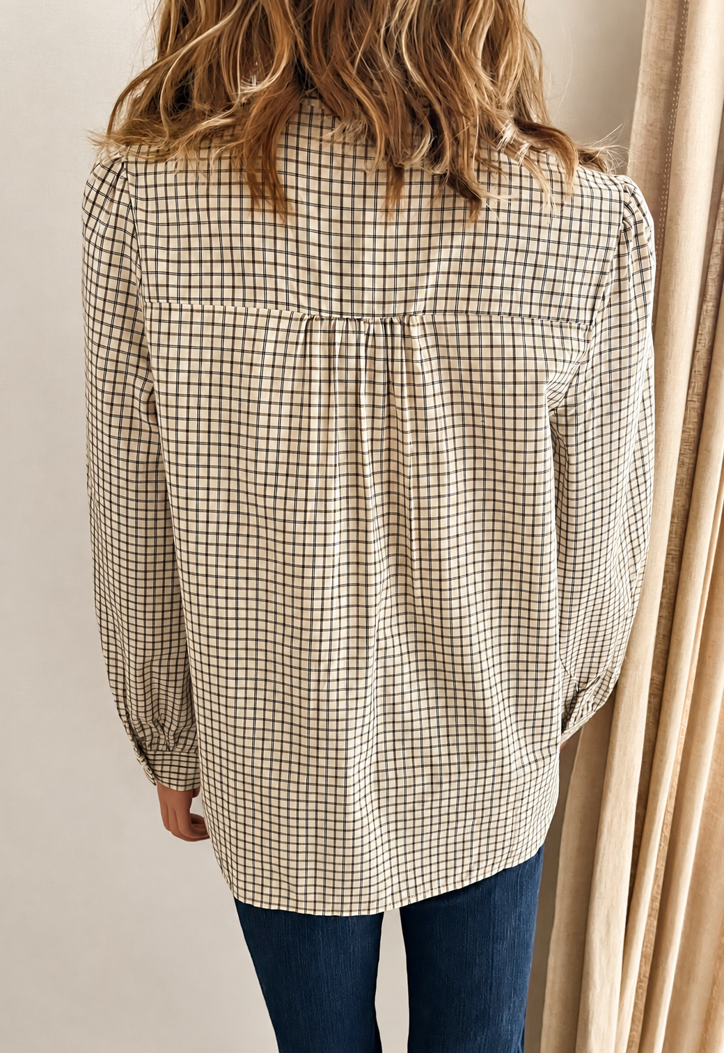 Blouse Clémence carreaux écru marron bleu In April 1986 – vue de dos, coupe droite et souple | Coka Collection