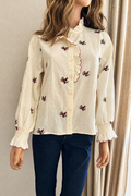 Blouse Joy fleurs brodées écrue In April 1986 – vue de face, encolure volantée bordeaux | Coka Collection