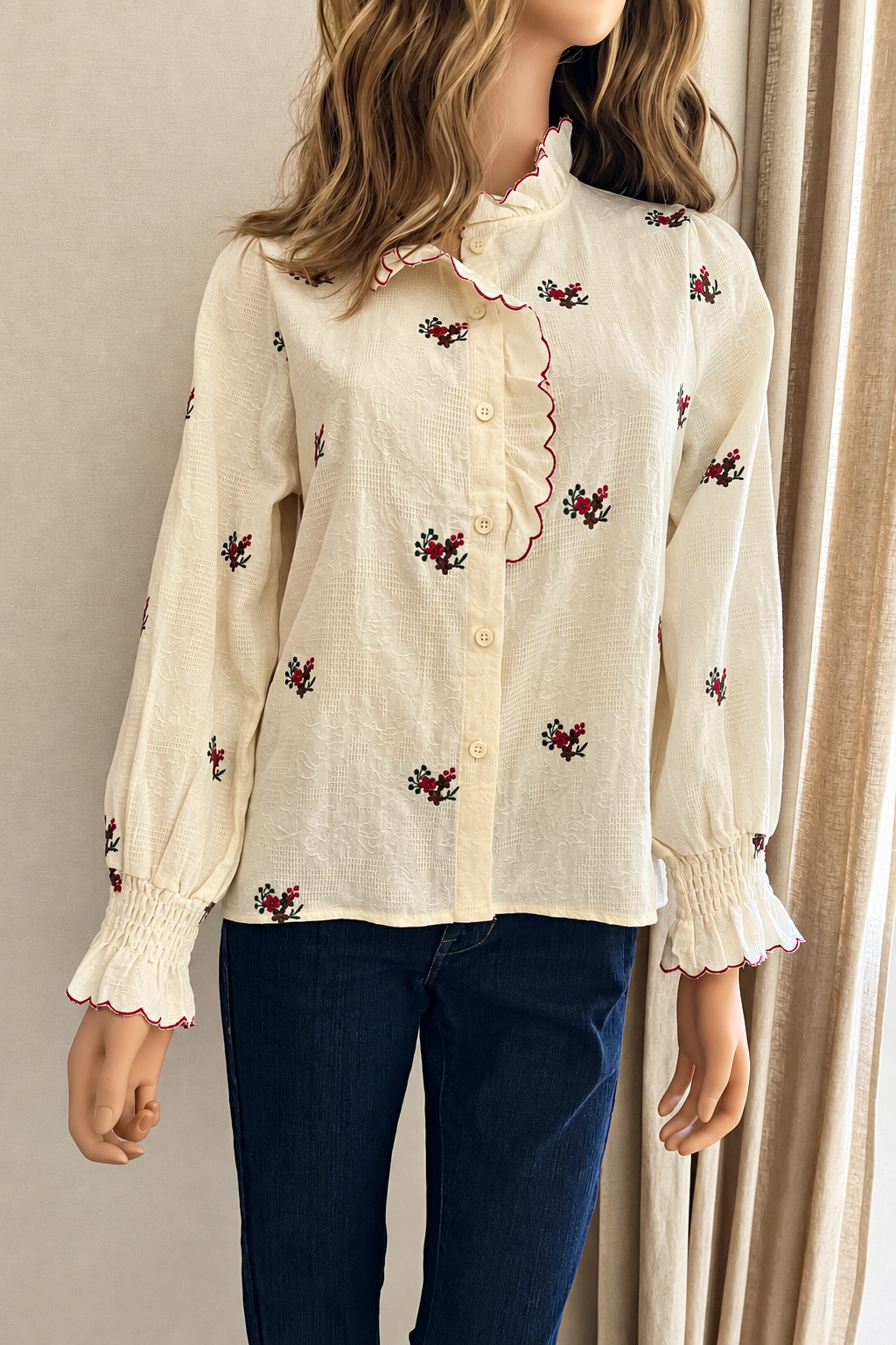 Blouse Joy fleurs brodées écrue In April 1986 – vue de face, encolure volantée bordeaux | Coka Collection