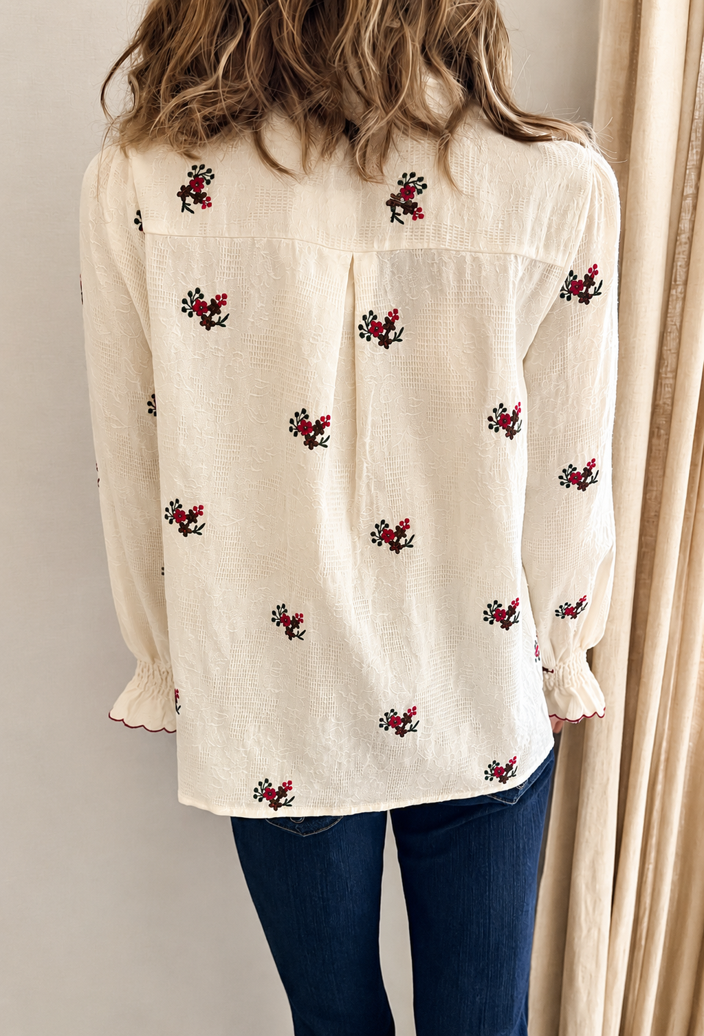 Blouse Joy fleurs brodées écrue In April 1986 – vue de dos, coupe droite et souple | Coka Collection