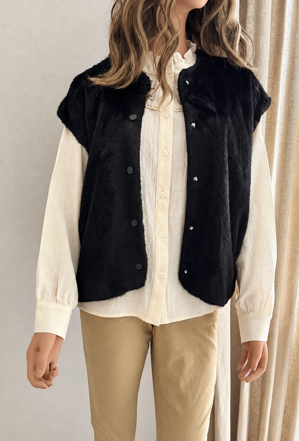 Veste sans manches fausse fourrure noire Season – vue de face, coupe droite épurée | Coka Collection