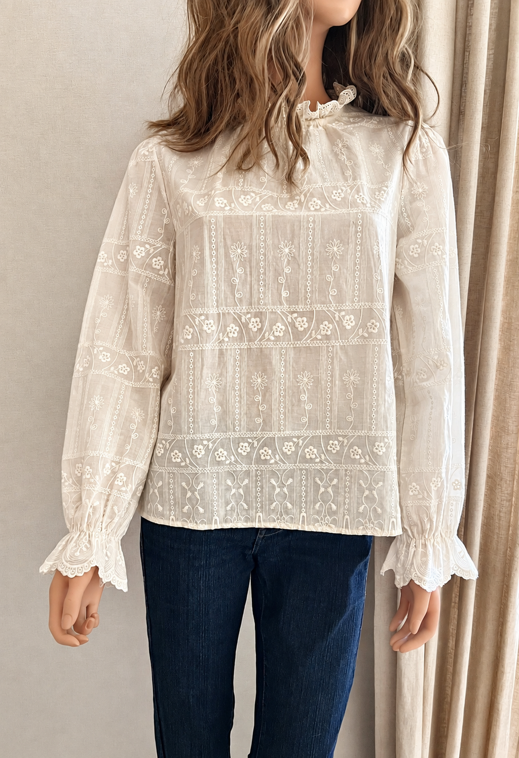 Blouse Noëlie brodée écrue In April 1986 – vue de face, coupe droite col montant festonné | Coka Collection