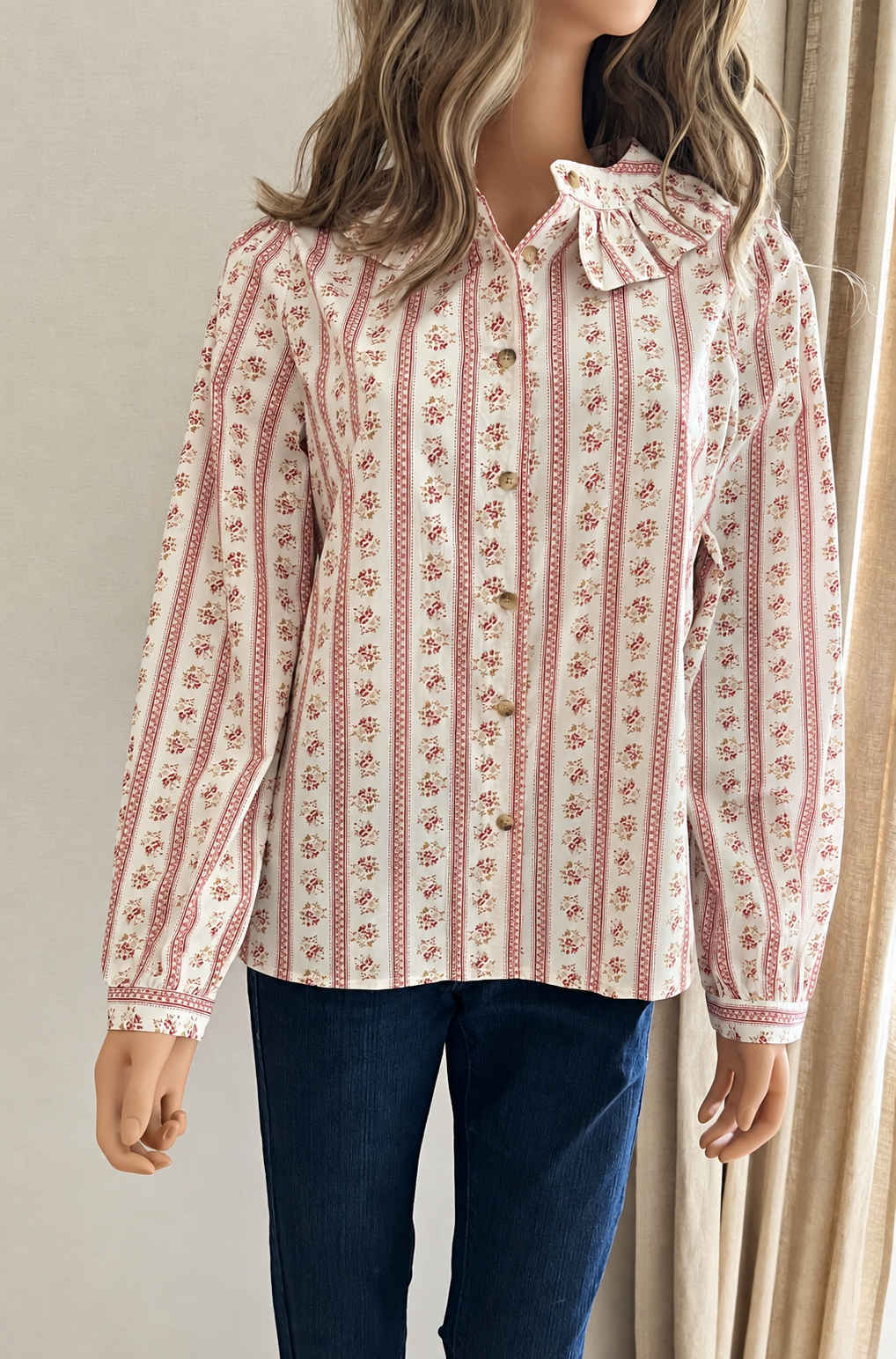 Blouse Colette fleurie bordeaux col volanté In April 1986 – vue de face, coupe droite | Coka Collection