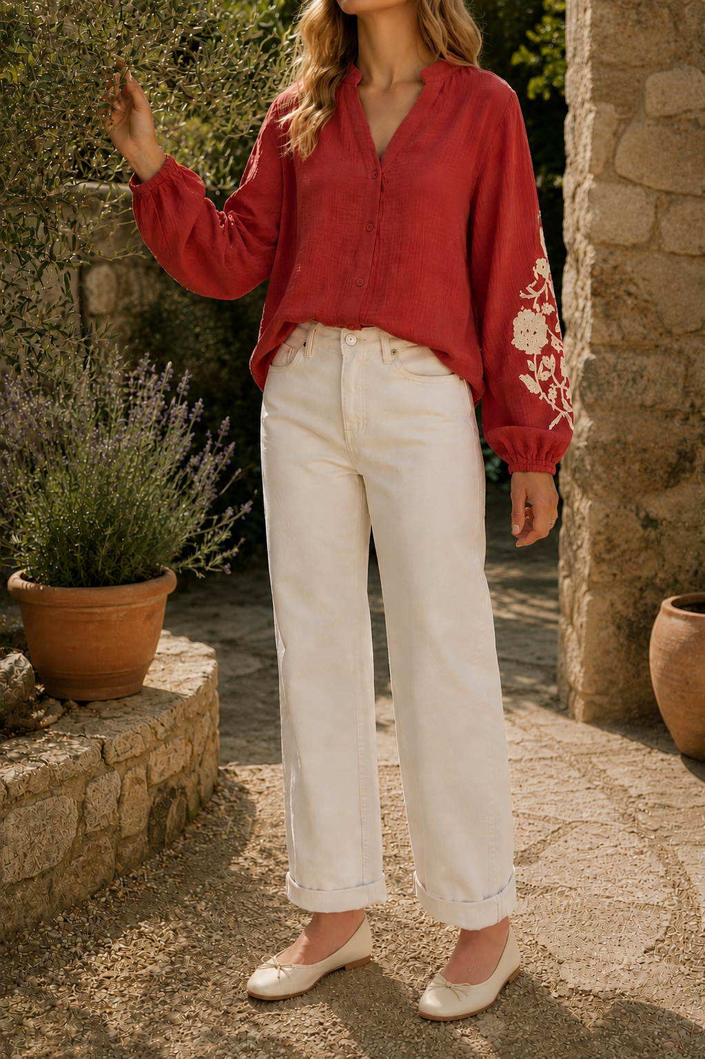 Blouse Sidonie orange brique portée – silhouette complète, coupe ample | Coka Collection