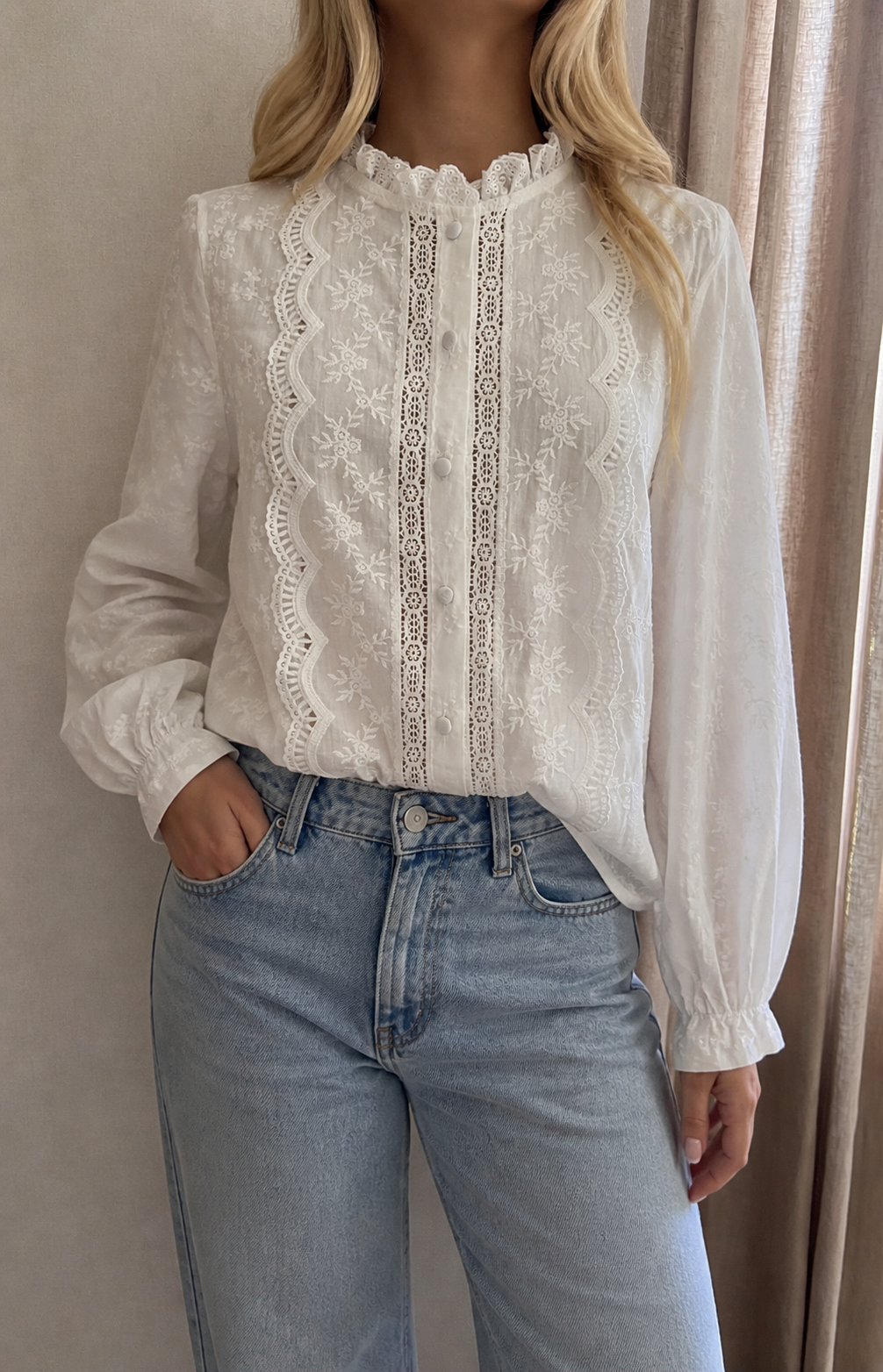 Blouse Gaïa blanche portée – silhouette complète, coupe élégante | Coka Collection