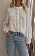 Blouse Gaïa blanche portée – silhouette complète, coupe élégante | Coka Collection
