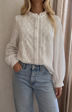 Blouse Gaïa blanche portée – silhouette complète, coupe élégante | Coka Collection