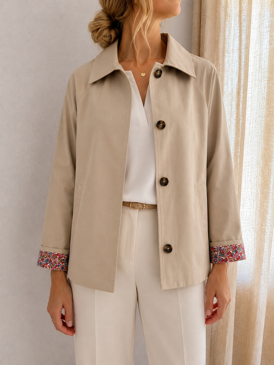 Veste trench Lily beige Lili & Lala – vue de face, coupe courte boutonnée | Coka Collection