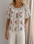 Blouse Sylvia fleurie Lili & Lala – vue de face, col élastiqué et manches bouffantes | Coka Collection