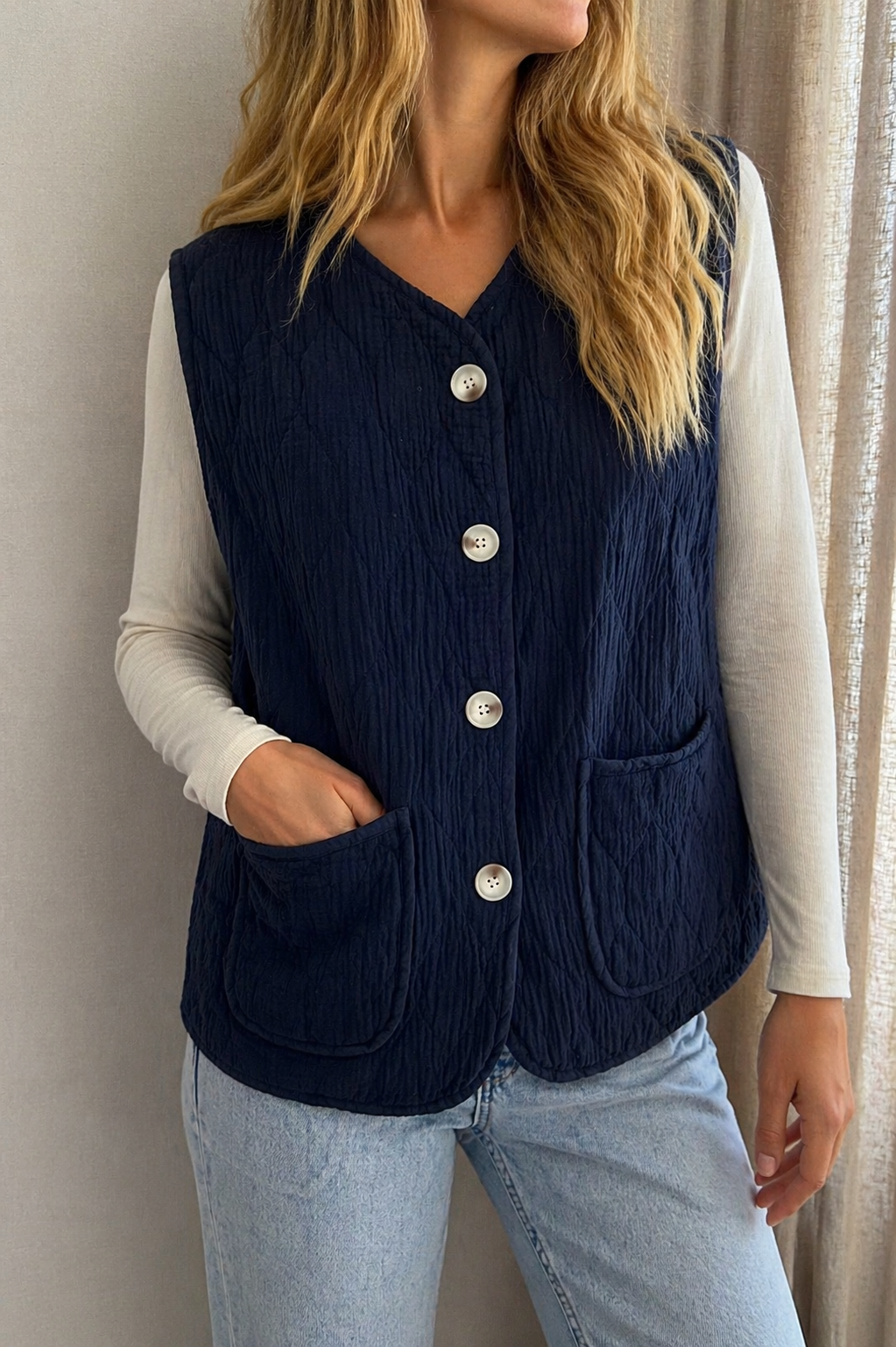 Gilet Gabin gaze de coton noir sans manches boutonné - Coka Collection