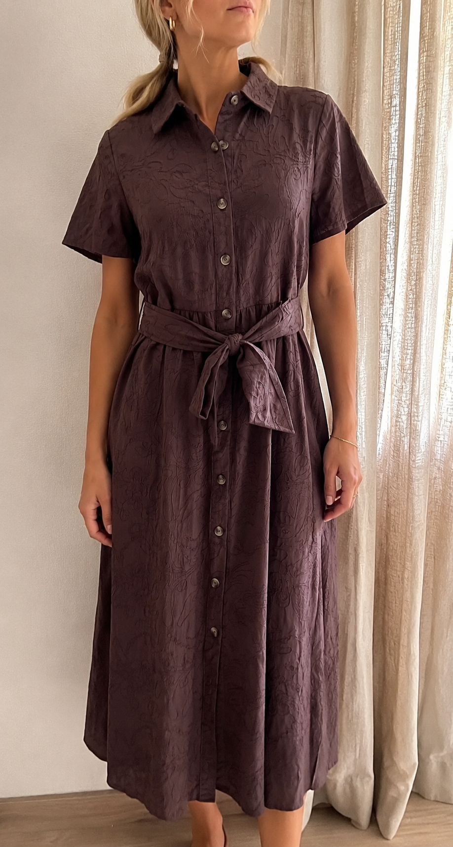 Robe Noa brodée marron chocolat – vue de face, coupe chemise midi | Coka Collection