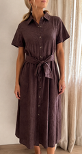 Robe Noa brodée marron chocolat – vue de face, coupe chemise midi | Coka Collection