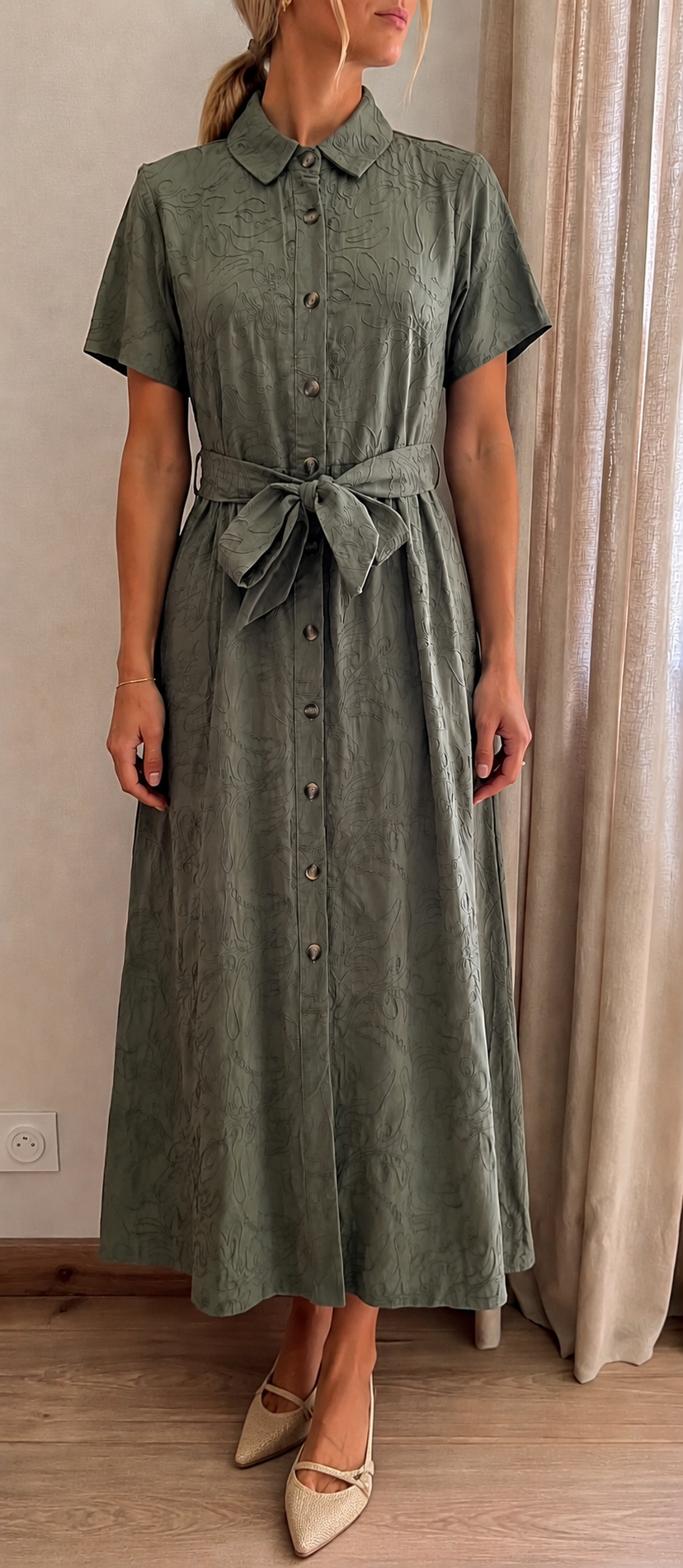 Robe Noa vert sauge – vue de face portée, silhouette complète longueur midi - coka collection
