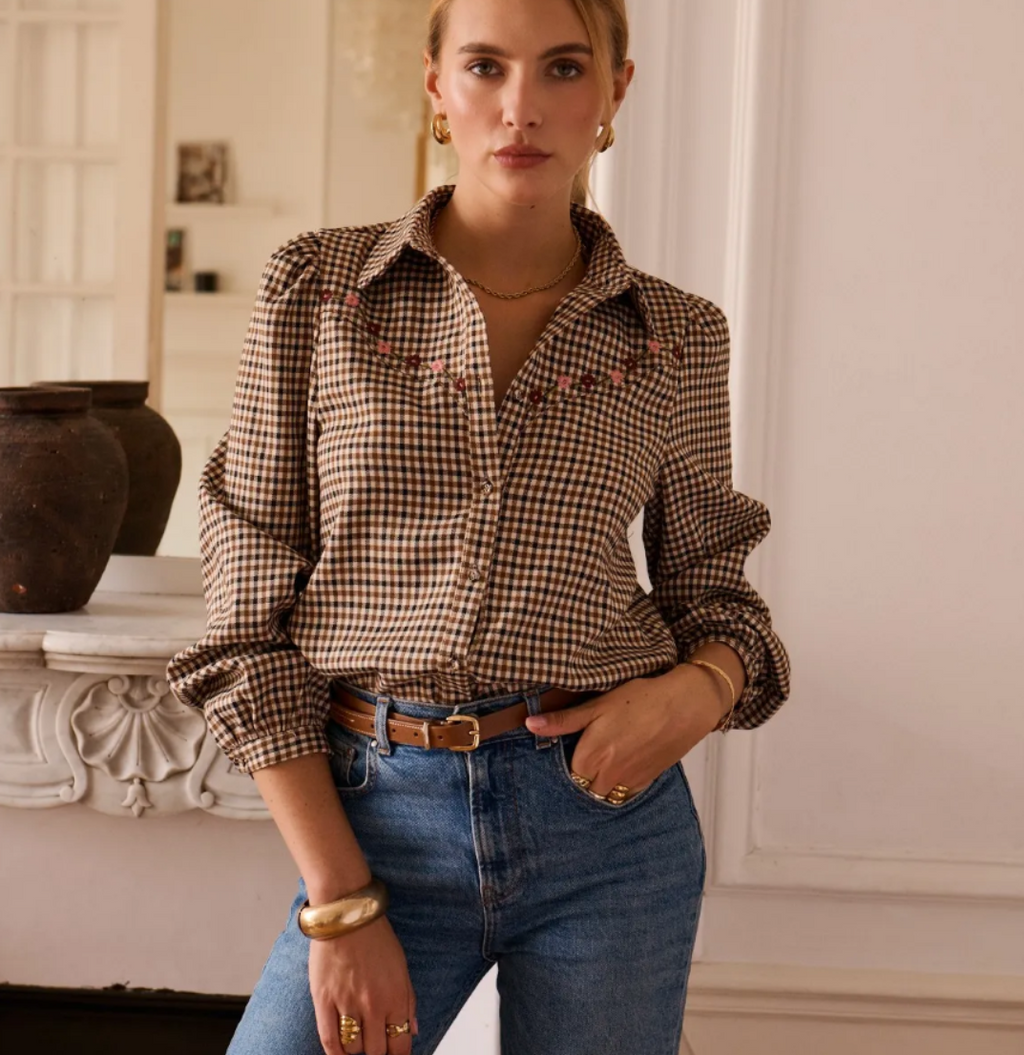 Chemise Mathilde carreaux brodés In April 1986 – portée rentrée dans un jean avec une ceinture marron | Coka Collection