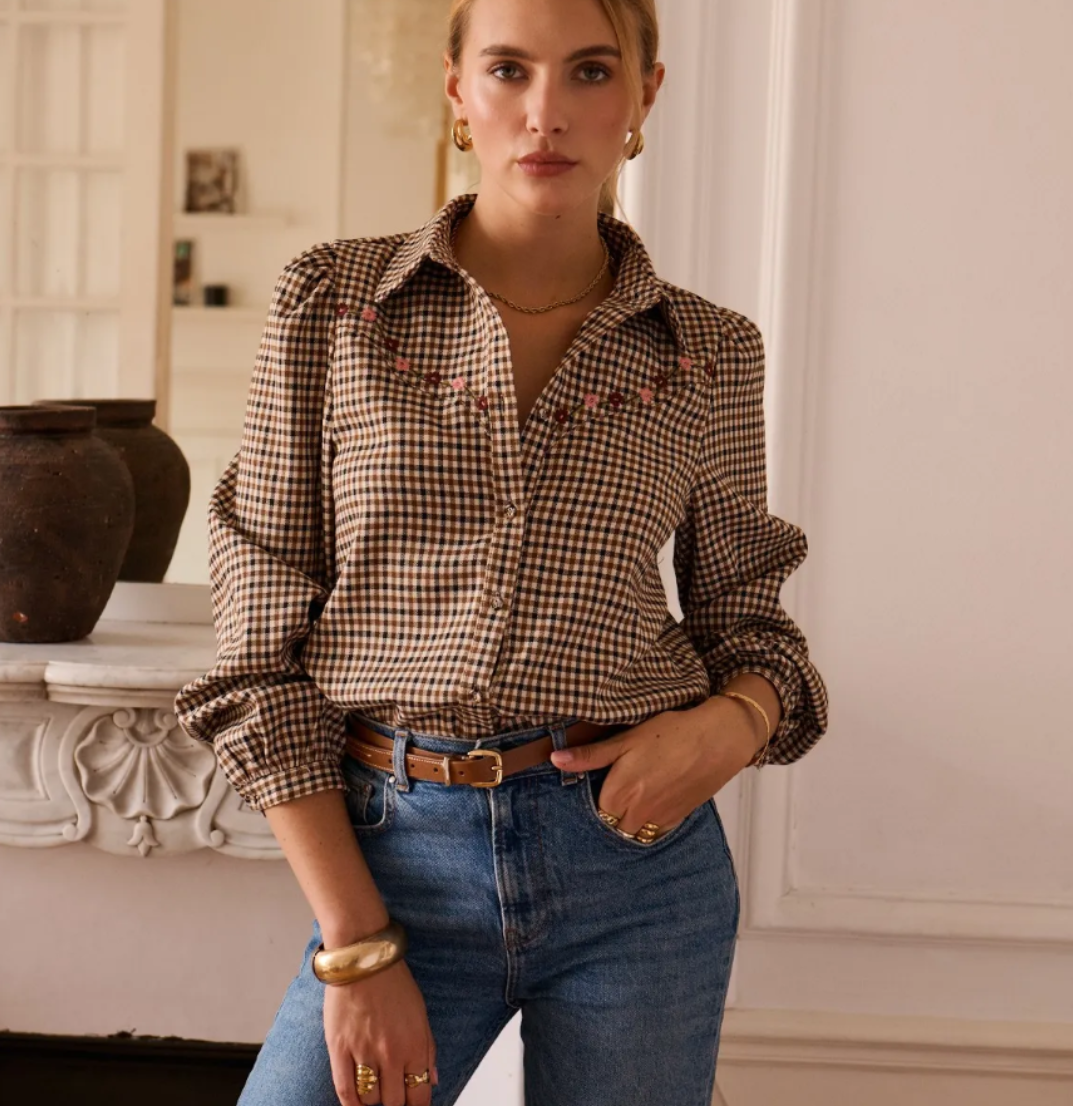 Chemise Mathilde carreaux brodés In April 1986 – portée rentrée dans un jean avec une ceinture marron | Coka Collection