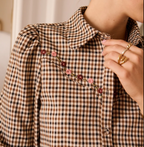  Chemise Mathilde carreaux brodés In April 1986 – détail du col classique et de la broderie florale sur la poitrine | Coka Collection