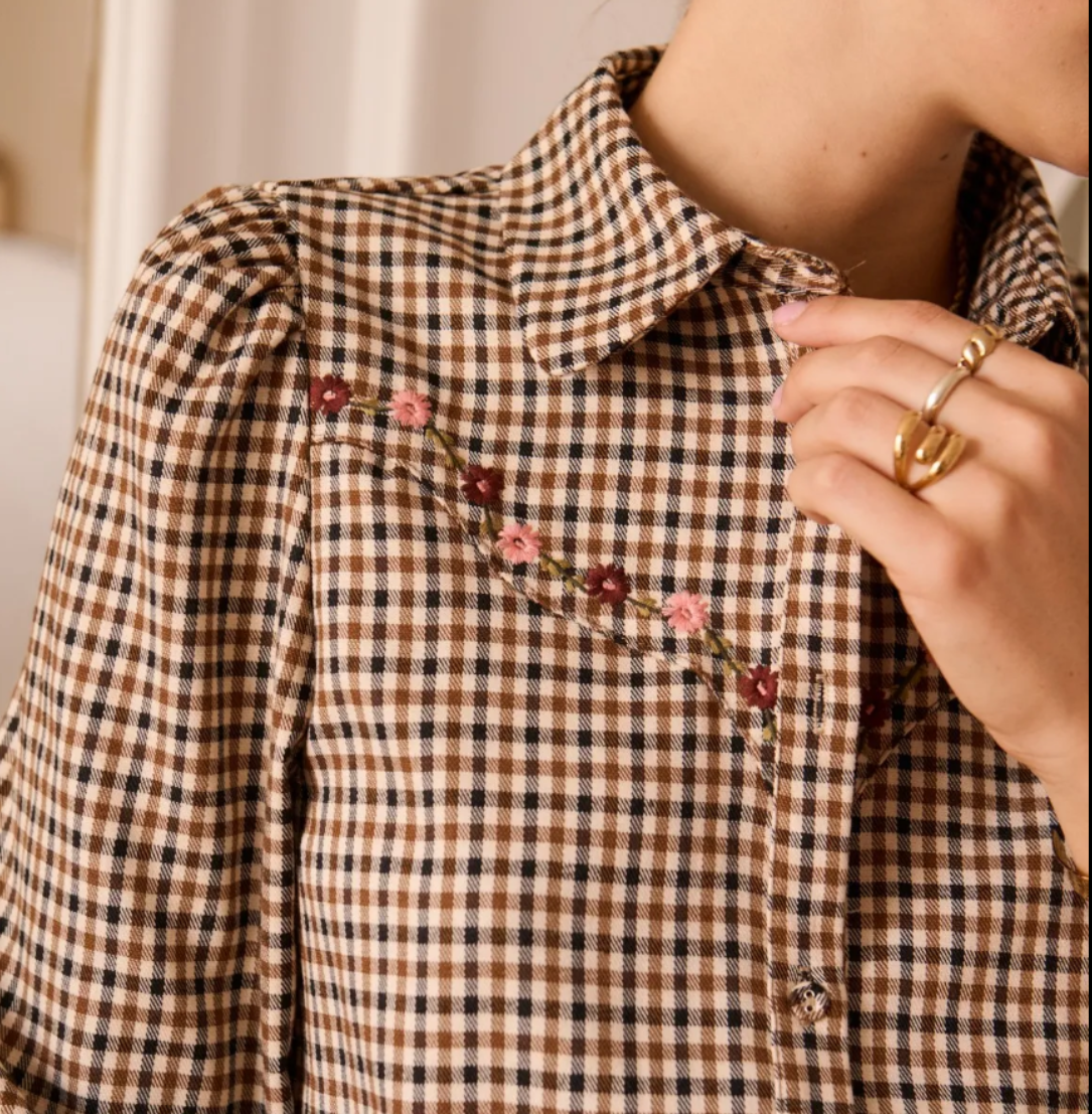  Chemise Mathilde carreaux brodés In April 1986 – détail du col classique et de la broderie florale sur la poitrine | Coka Collection