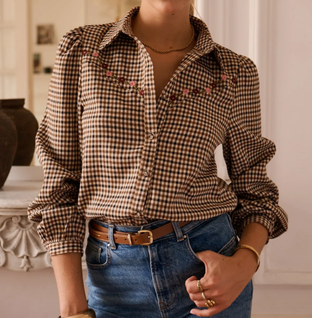  Chemise Mathilde carreaux brodés In April 1986 – cadrage mi-corps, manches retroussées et chemise rentrée dans un jean | Coka Collection