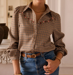  Chemise Mathilde carreaux brodés In April 1986 – cadrage mi-corps, manches retroussées et chemise rentrée dans un jean | Coka Collection