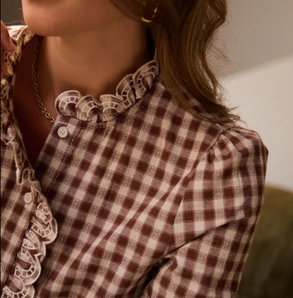  Chemise Amalya vichy marron écru In April 1986 – gros plan sur le col brodé et les boutons écrus | Coka Collection