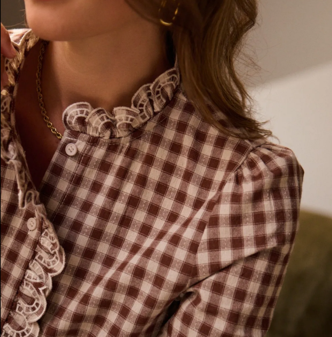  Chemise Amalya vichy marron écru In April 1986 – gros plan sur le col brodé et les boutons écrus | Coka Collection