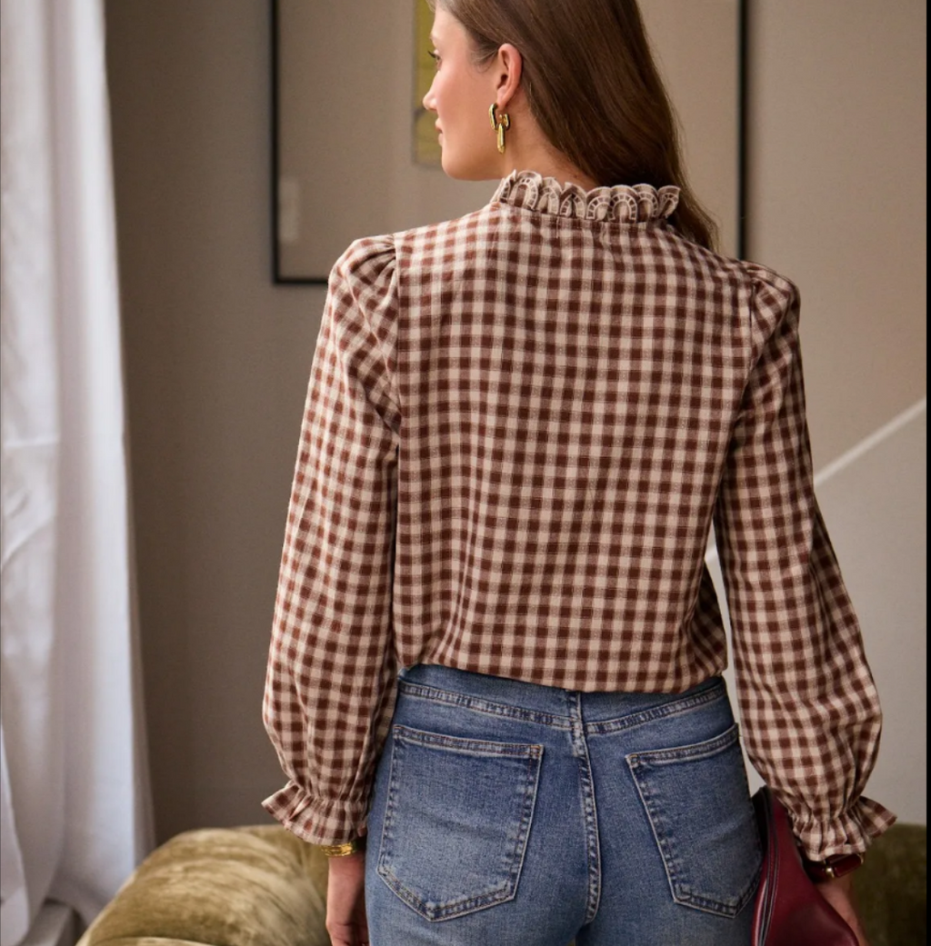 Chemise Amalya vichy marron écru In April 1986 – vue de trois quarts dos, rentrée dans un jean | Coka Collection