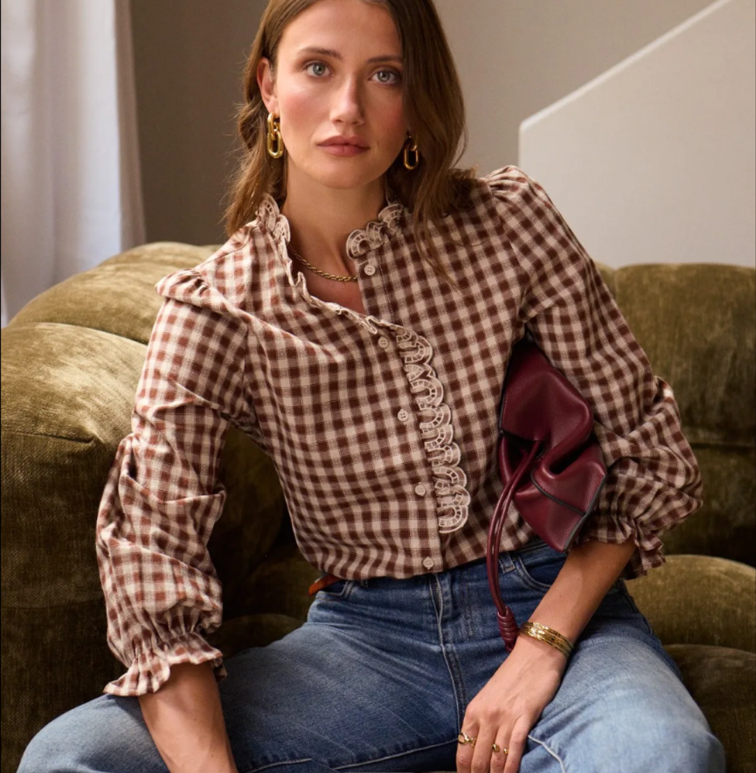  Chemise Amalya vichy marron écru In April 1986 – portée avec un jean, modèle assise | Coka Collection