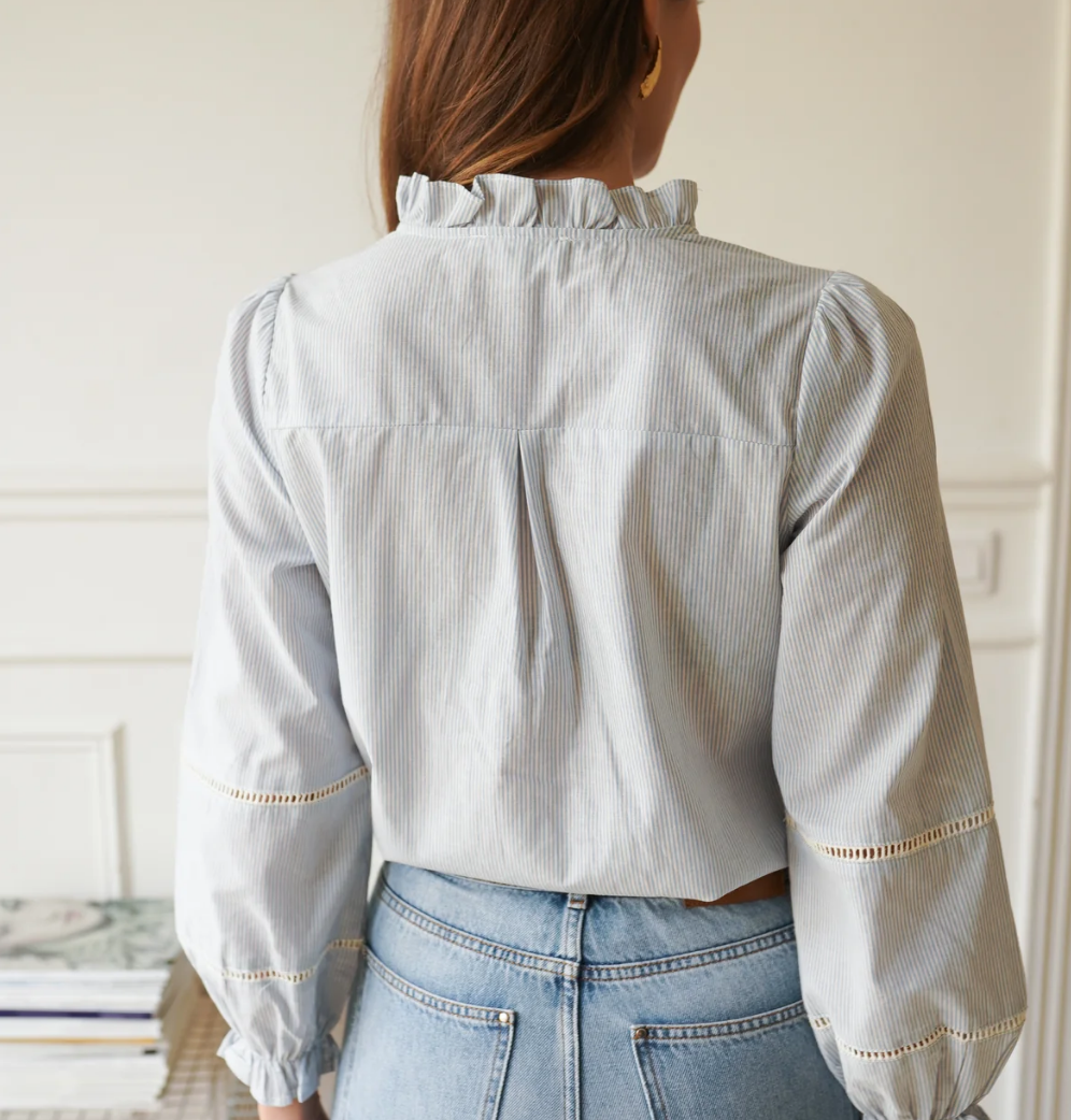 Blouse Clara rayée bleu blanc dentelle In April 1986