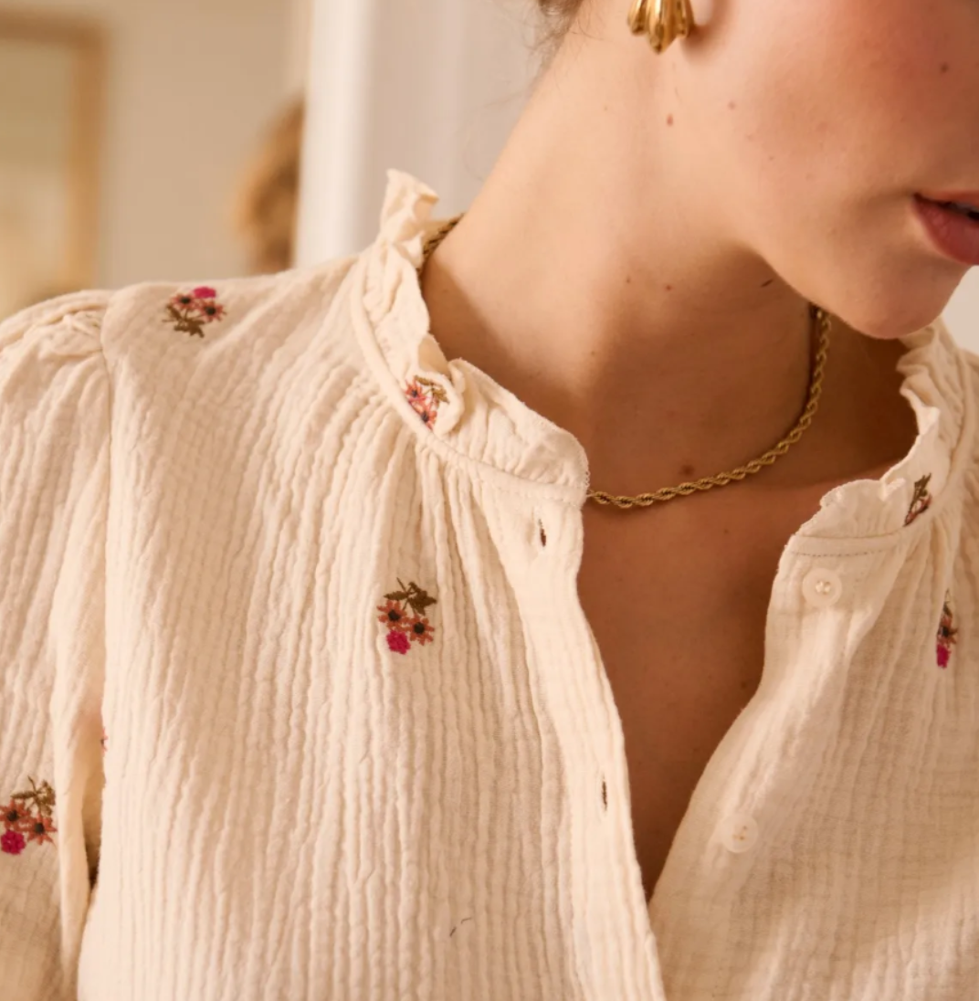 Blouse Mariette beige gaze de coton brodée In April 1986 – détail col volanté et encolure ouverte | Coka Collection