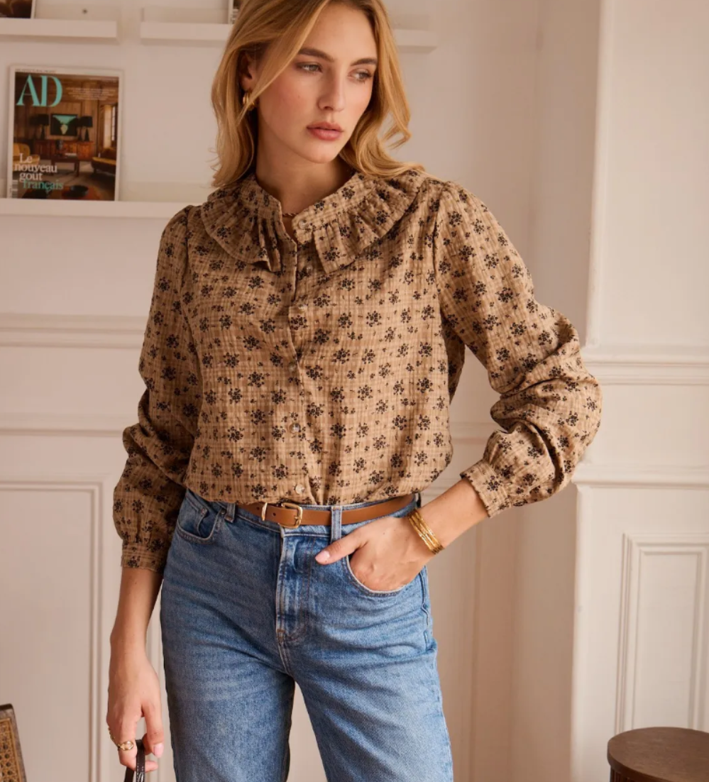 Blouse Charline beige carreaux fleuris In April 1986 – rentrée dans un jean taille haute, look casual chic | Coka Collection
