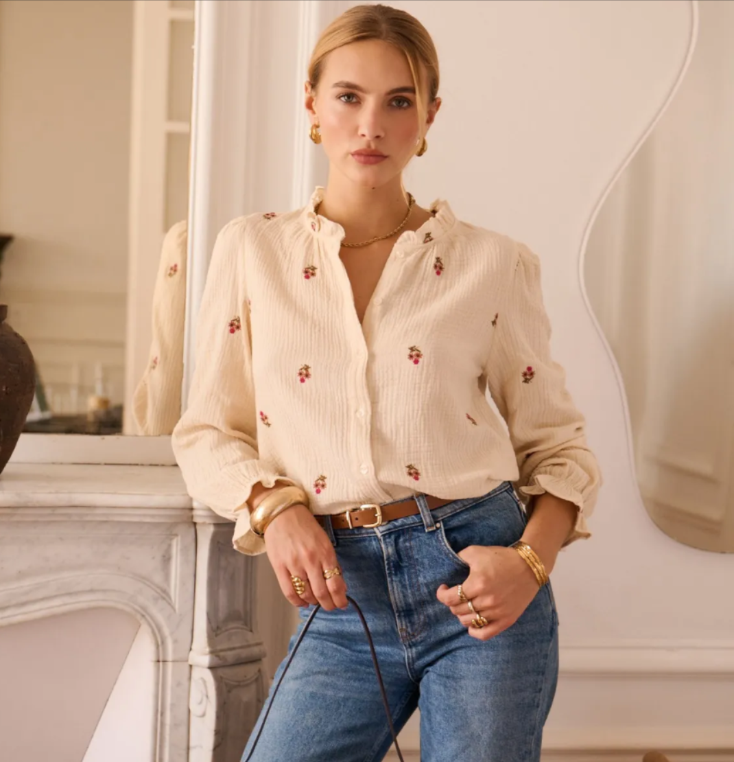 Blouse Mariette beige gaze de coton brodée In April 1986 – rentrée dans un jean taille haute, look romantique | Coka Collection