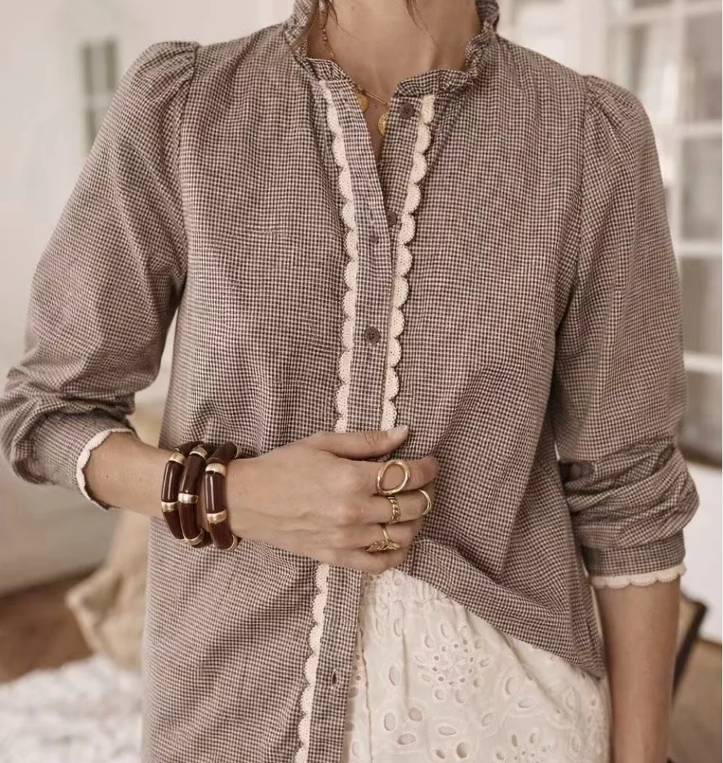 Blouse Pauline vichy taupe écru In April 1986 – portée avec un pantalon blanc brodé | Coka Collection