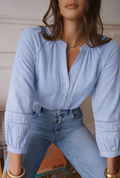 Blouse Sophie bleu ciel brodée In April 1986 – vue de face, coupe fluide | Coka Collection