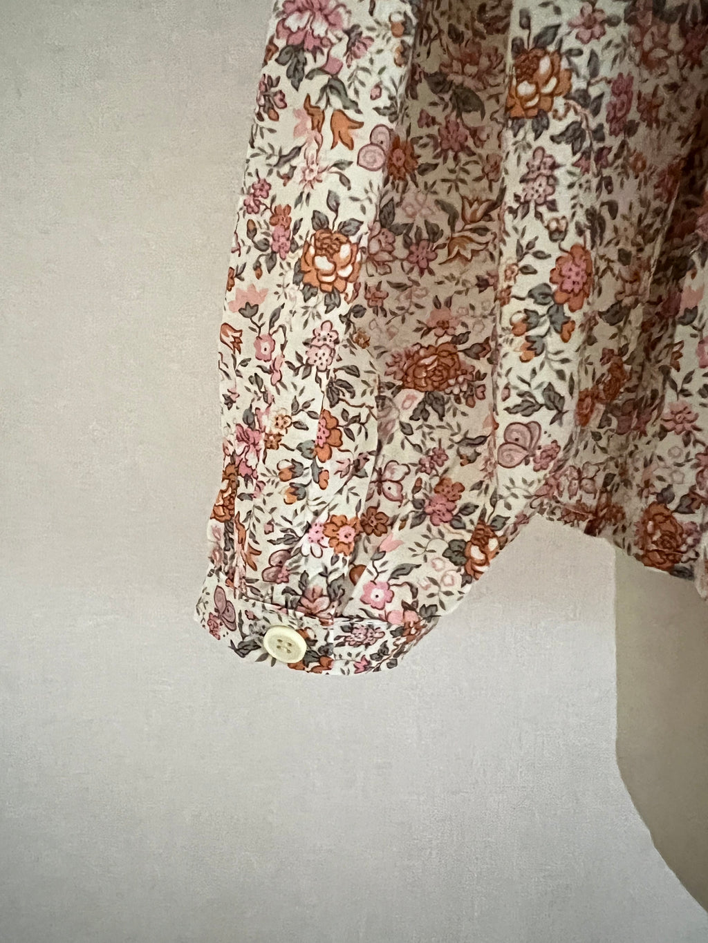 Détail manches motif fleuri blouse Suzzy Season