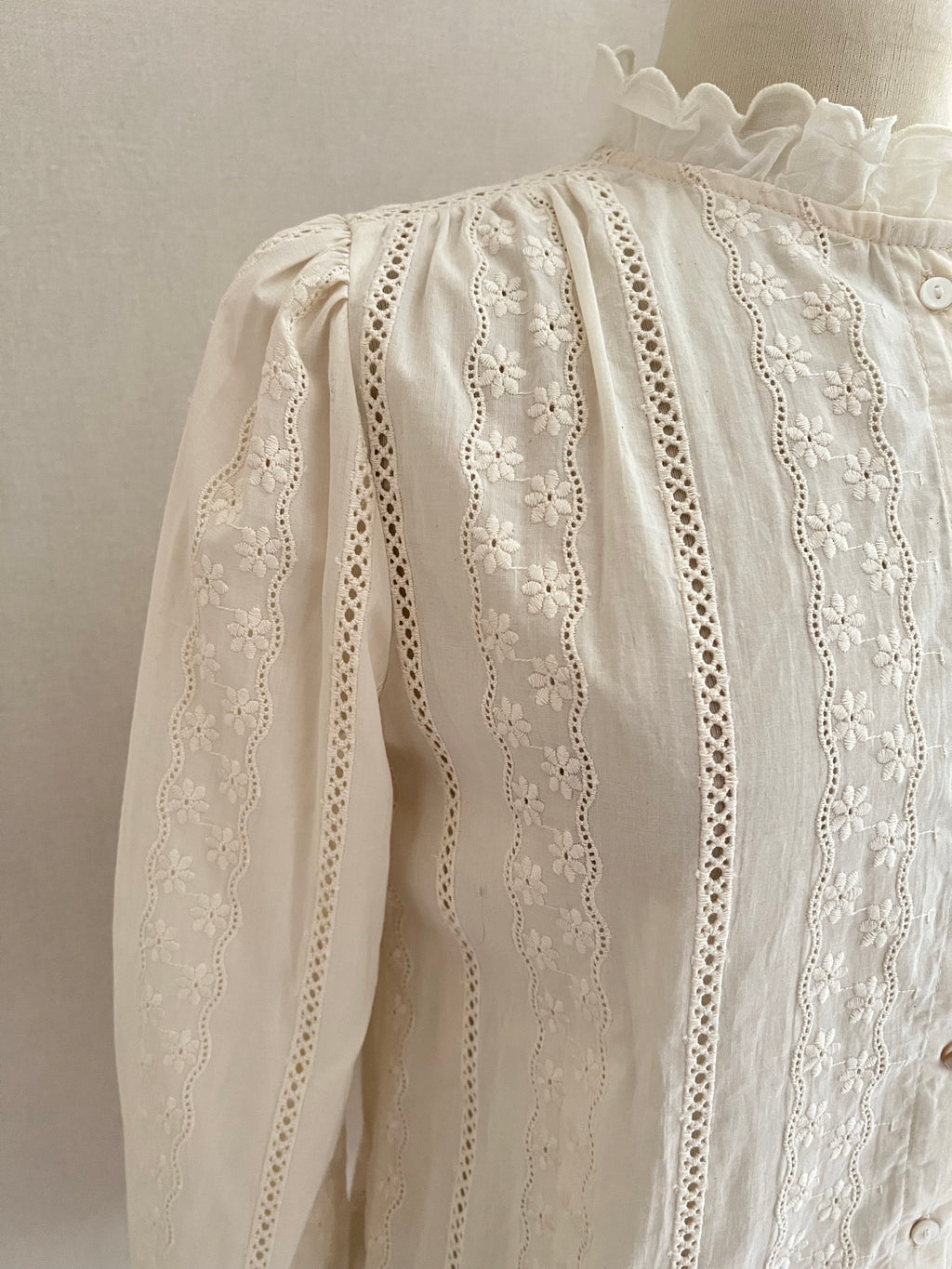 Blouse dentelle In April 1986 Holly - détail col volanté brodé