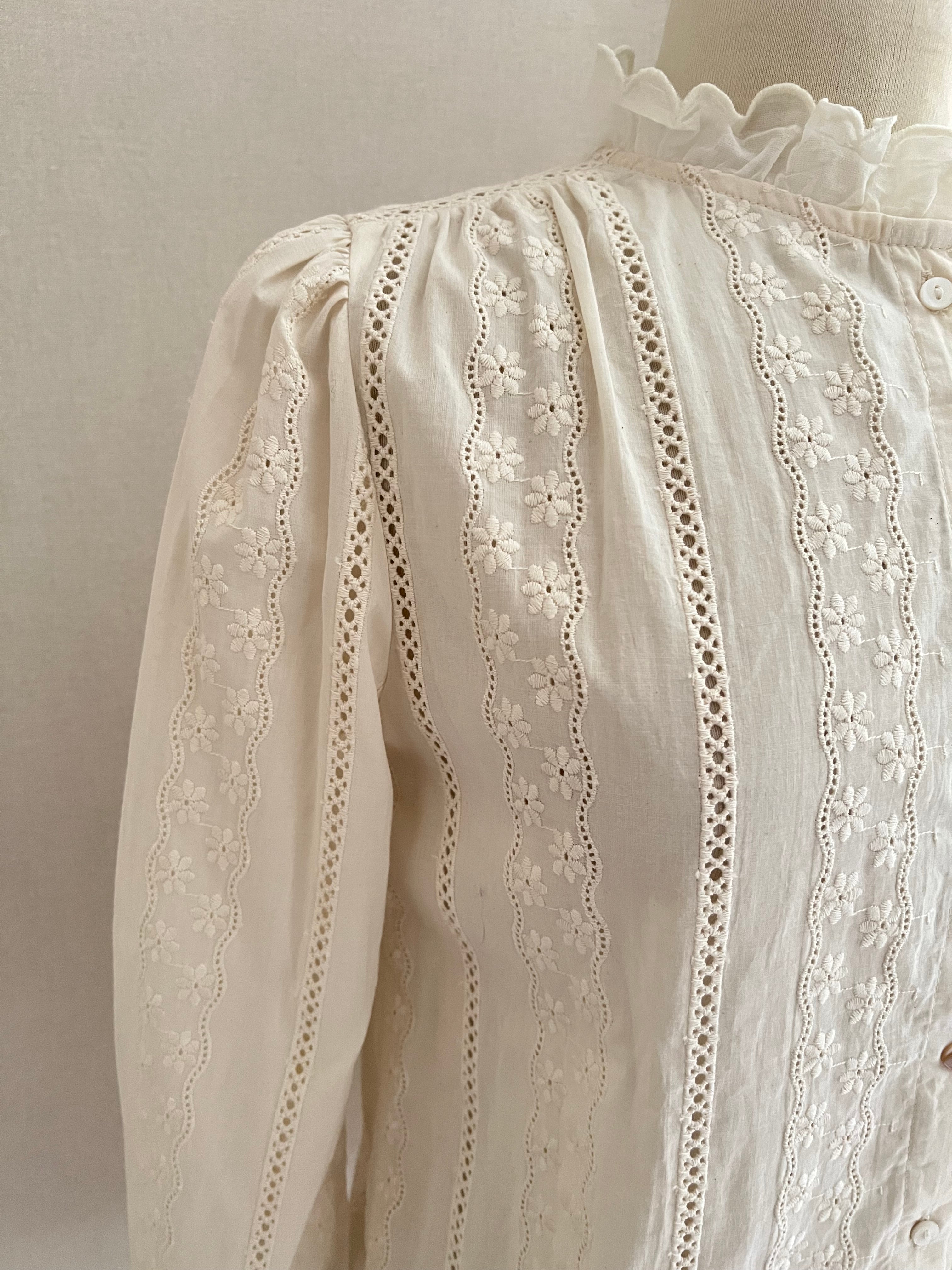 Blouse dentelle In April 1986 Holly - détail col volanté brodé