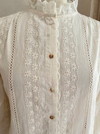 Détail dentelle écrue blouse Holly In April 1986